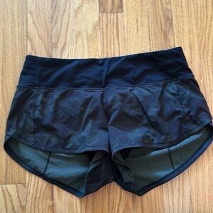 Lululemon sz 4 Hotty hot short black green great pre owned condition camo